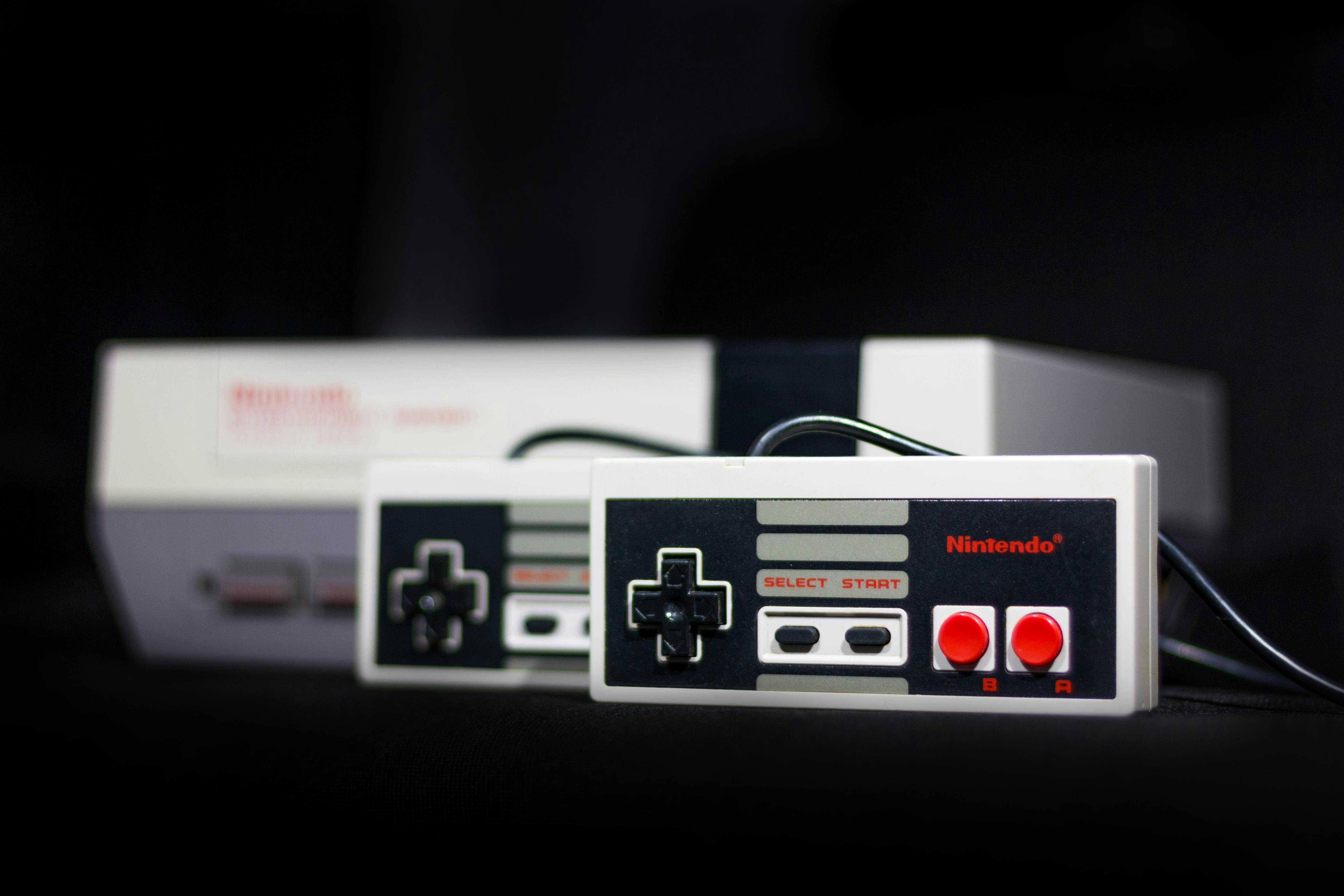 Close-up of a classic Nintendo console and controllers, symbol of retro gaming.