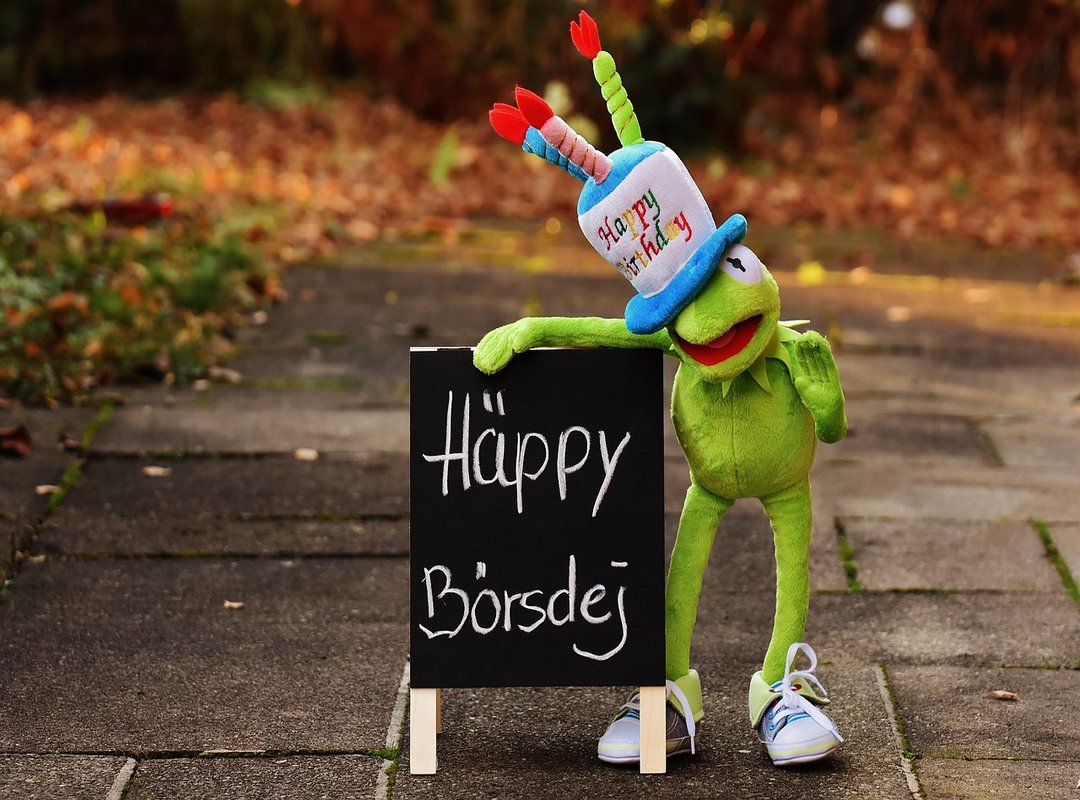 Pros and Cons of Different Types of Birthday Wishes